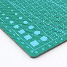 Load image into Gallery viewer, High Quality Green Design Cutting Mat 22x30cm - stilyo
